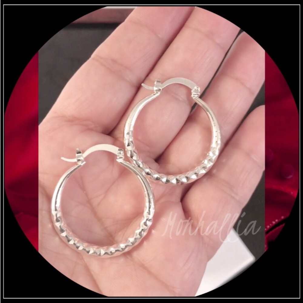 NEW SILVER TEXTURED ROUND BEVELED HOOP EARRINGS